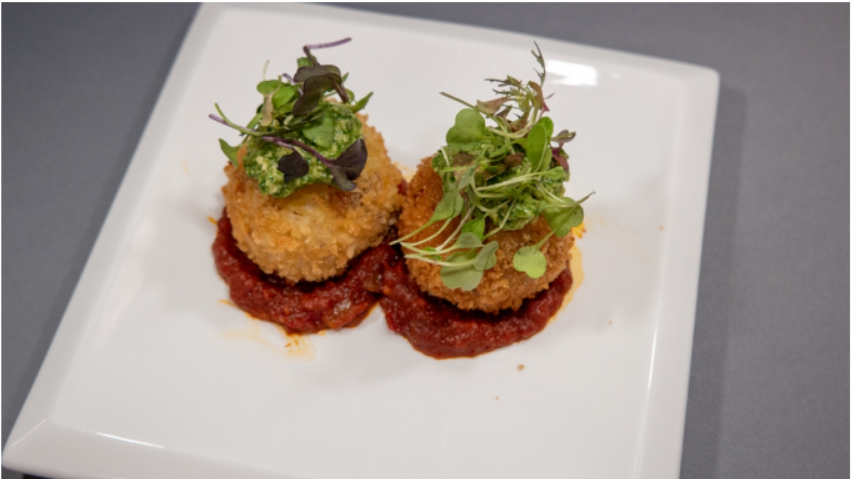 Arancini, sauce marinara et pesto de roquette