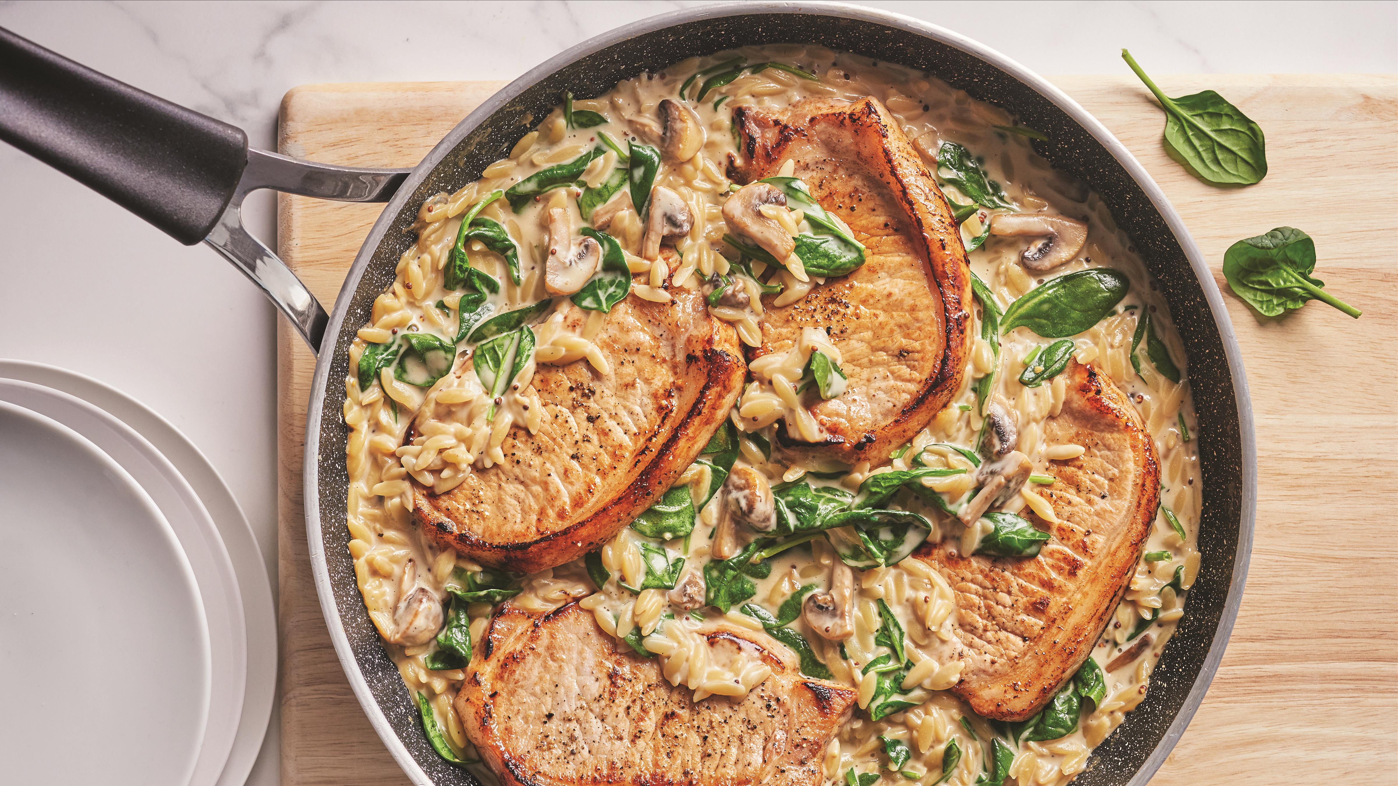 Côtelettes de porc, orzo à la crème et aux champignons