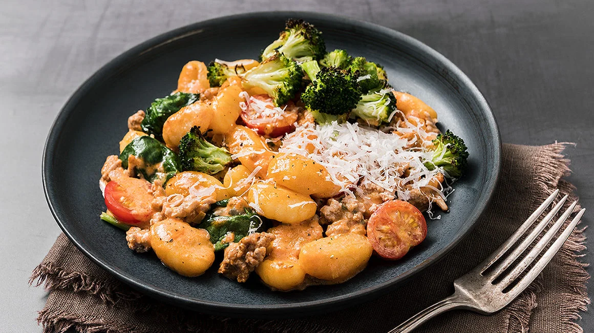 Gnocchis sauce rosée, porc, épinards et brocolis