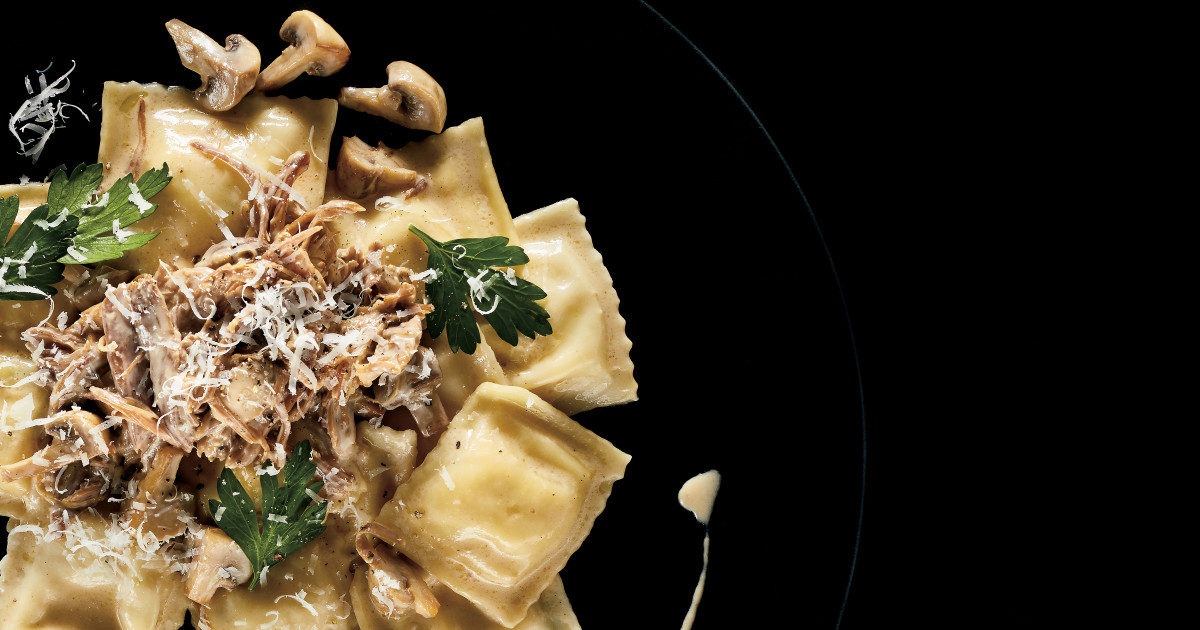 Raviolis à la ricotta, confit de canard et champignons