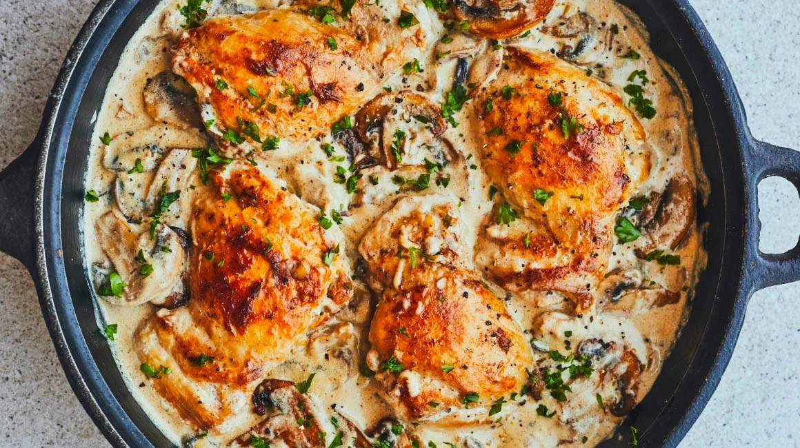 Poulet forestier aux champignons et vin blanc