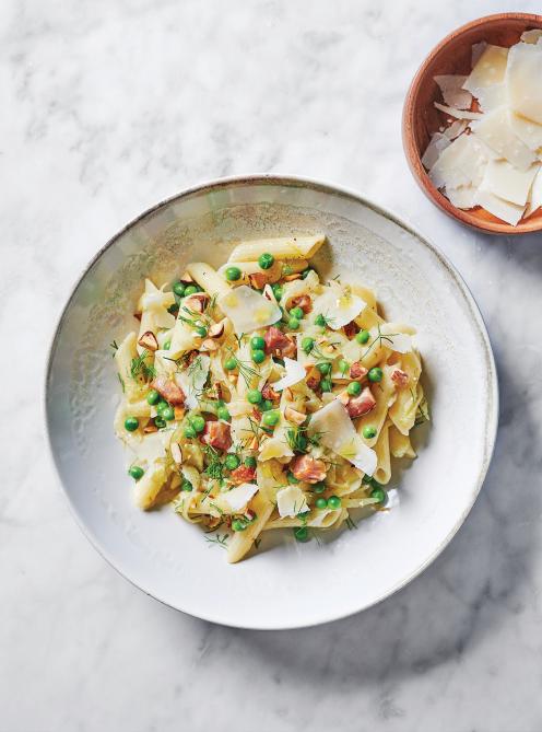 Pennes à la pancetta, aux petits pois et aux amandes