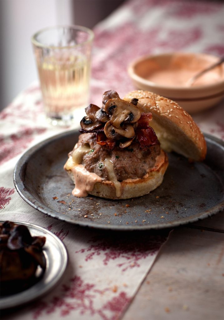Hamburger de veau, cheddar fort, champignons sautés & sauce ranch