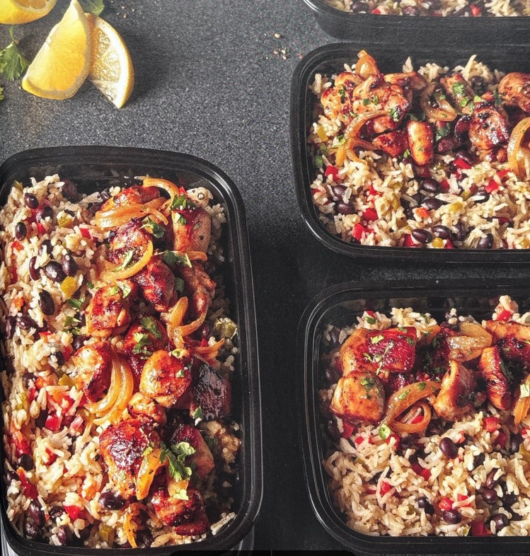 HAUTS DE CUISSES DE POULET À LA CUBAINE AVEC RIZ AUX HARICOTS