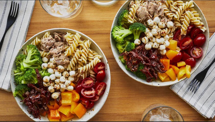 Salade de pâtes au thon et aux tomates séchées