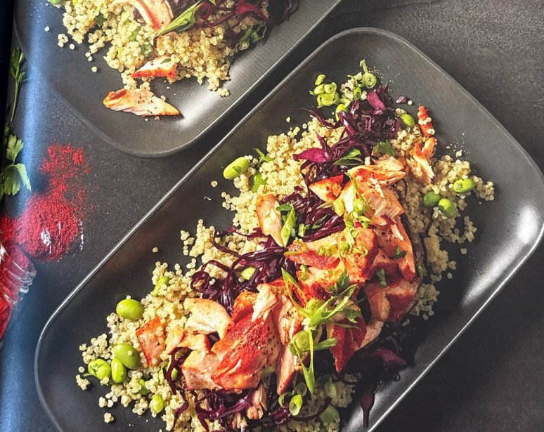 FLOCONS DE SAUMON RÔTI AVEC TOMBÉE DE CHOU ROUGE ÉRABLE-BALSAMIQUE SUR QUINOA AUX EDAMAMES